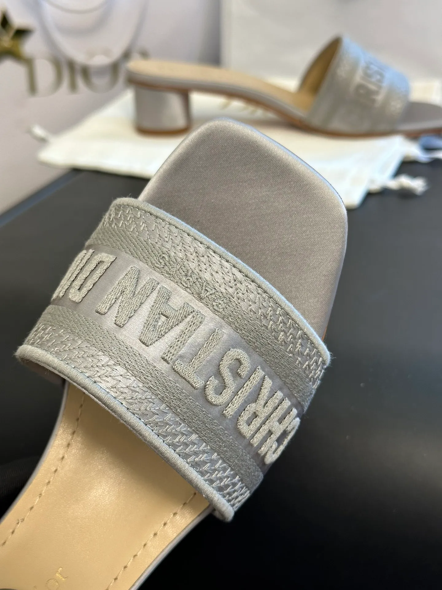 👟👟Ex-factory price 440👟👟 Dior • Dior 2025 DWAY spring and summer new one-word embroidered slippers version CD letter logo three-dimensional embroidered cylindrical heel sandals Square toe thick heel jelly color open-toe slippers Upper: Original consistent high-temperature water-soluble cotton electro-embroidery technology silk fabric Lining: Water-dyed sheepskin lining Outsole: Italian leather outsole Heel height: 3.5CM Number of yards: 35-40